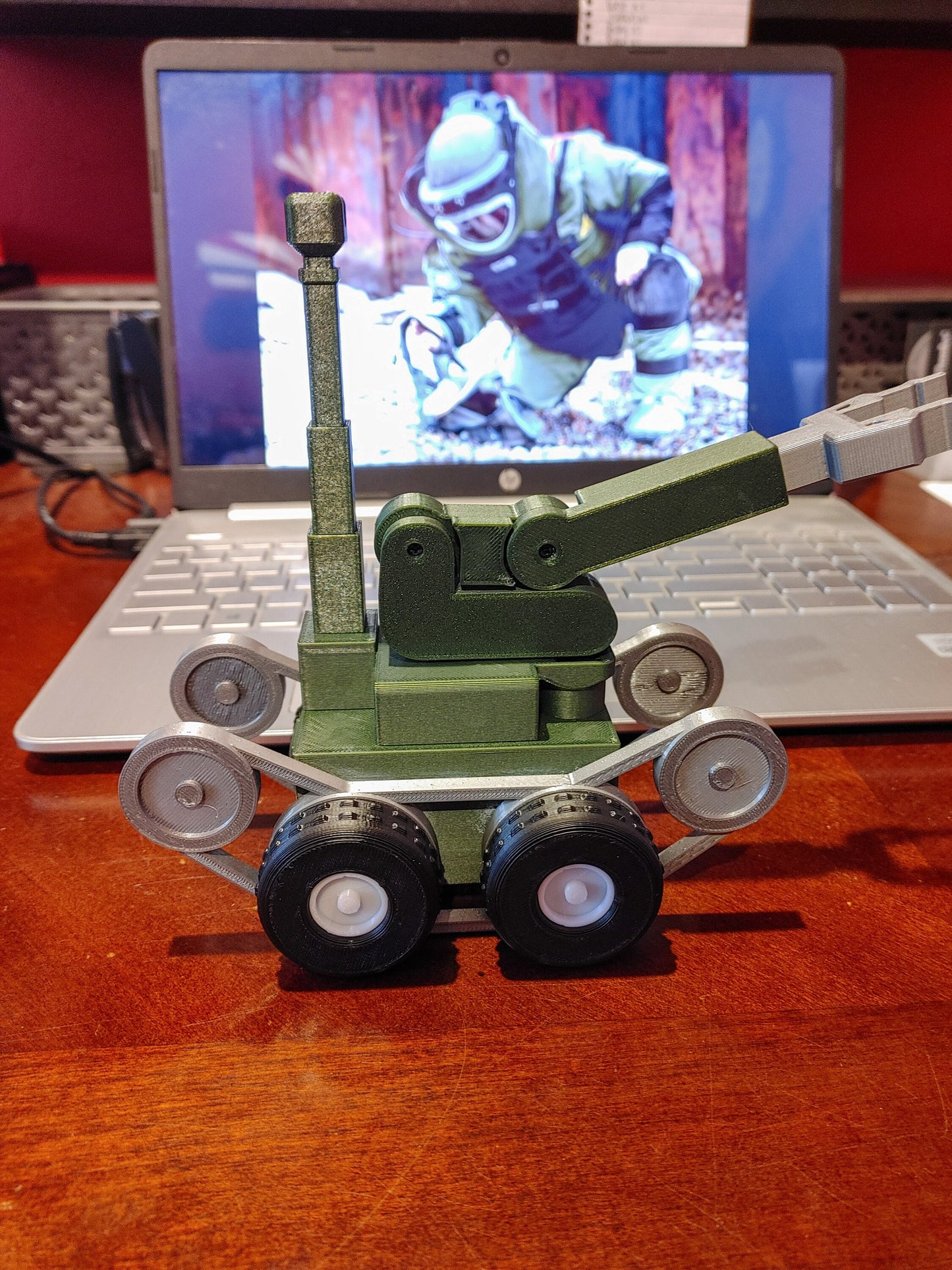 EOD Bomb Tech Model F6 Robot