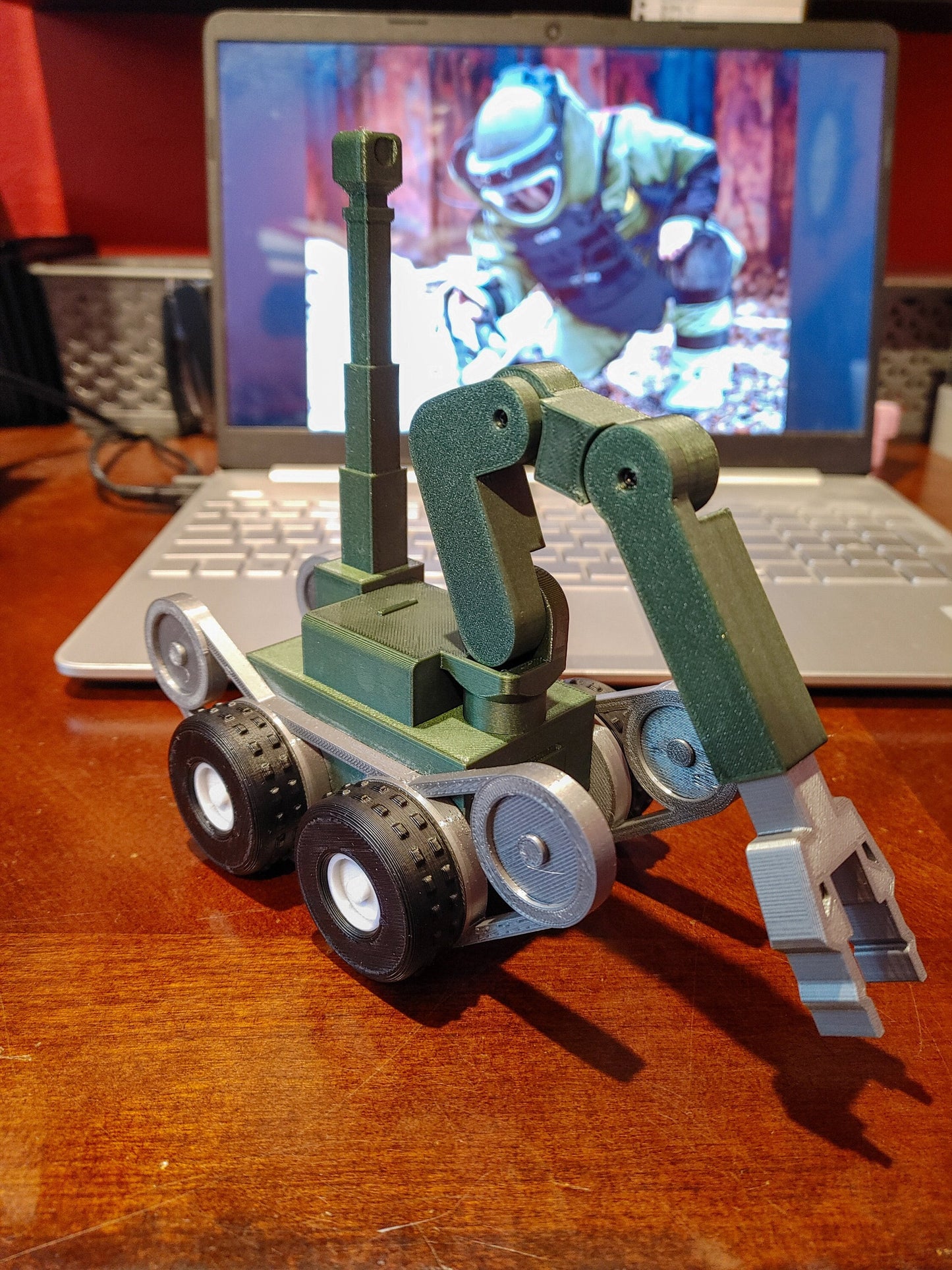 EOD Bomb Tech Model F6 Robot